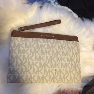 Micheal Kors Clutch large